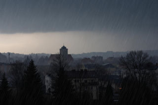 Deszczowa nawałnica uderzy w Nową Sól. Czy zapanuje prawdziwy chaos?