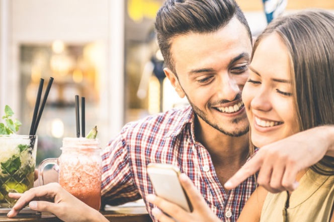 Smartfon lovers? Miłość w czasach mobilnych