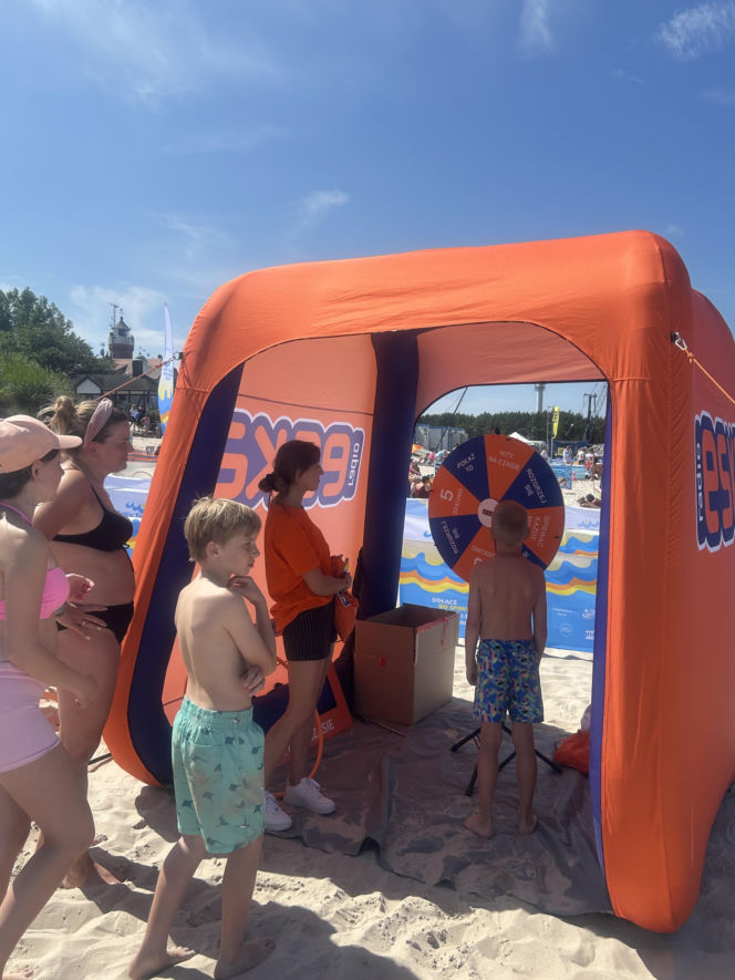Niebieska i pomarańczowa ekipa rozgrzała plażę w Ustce! Baltic Tour Medicover Sport kontynuuje nadmorską trasę!