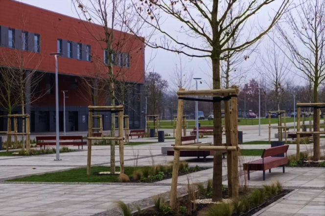 Plac przed Netto Areną po przebudowie