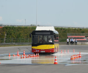 Pachołki latały jak kręgle. Tak wyglądały mistrzostwa kierowców autobusów 