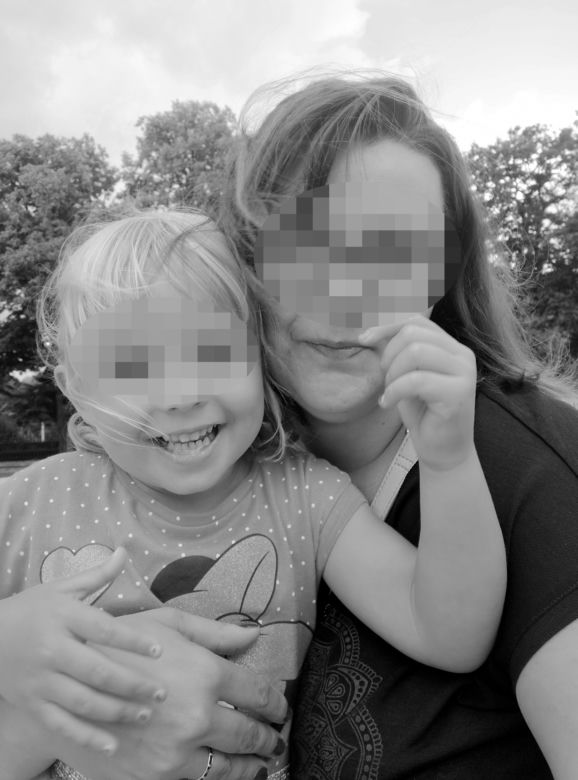 Ciężarna Gosia i 3-letnia Laura zginęły przy drodze. Mąż i ojciec zalewa się łzami. "Zabił, bo chciał ratować samochód" 