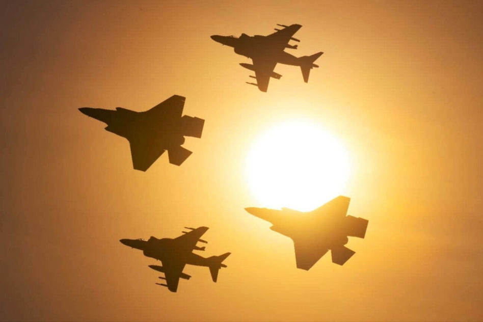 F-35B i AV-8B+ Harrier podczas wspolnego lotu