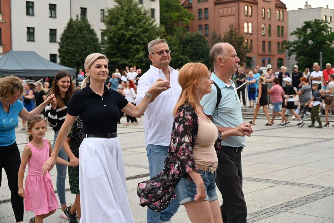 Ruda Śląska tańczy jak dawniej. Międzypokoleniowa potańcówka na rynku porwała tłumy