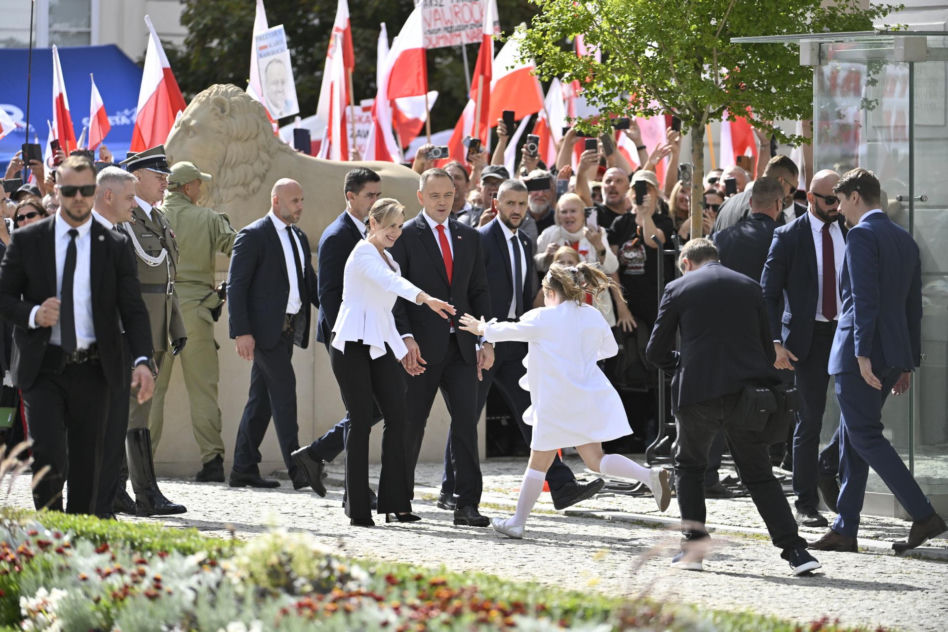  Kasia Nawrocka na biało czekała na rodziców 