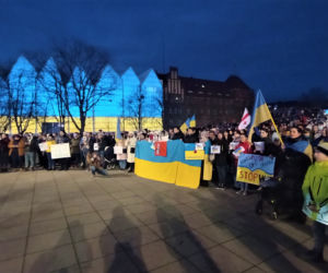 Manifestacja przeciwko wojnie na Ukrainie na placu Solidarności w Szczecinie
