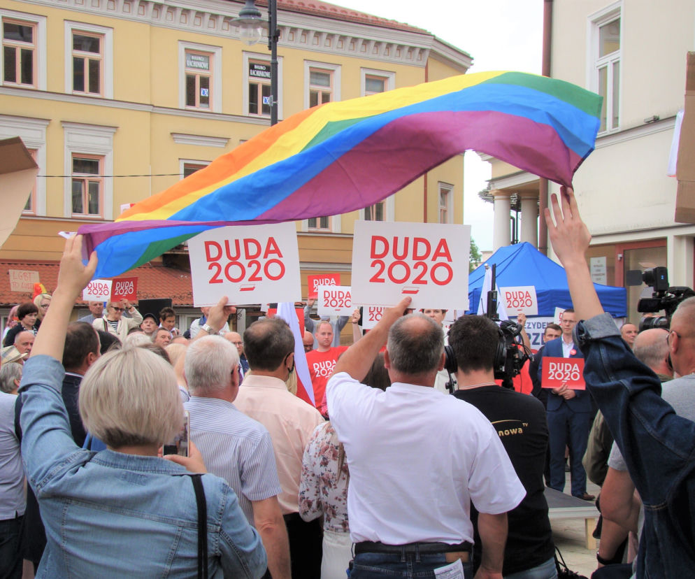 Podczas przemówienia Beaty Szydło w tle powiewała tęczowa flaga