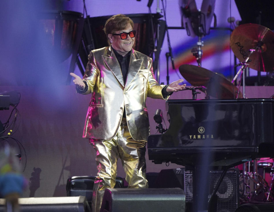 Elton John w szpitalu! "Upadł w swojej rezydencji"