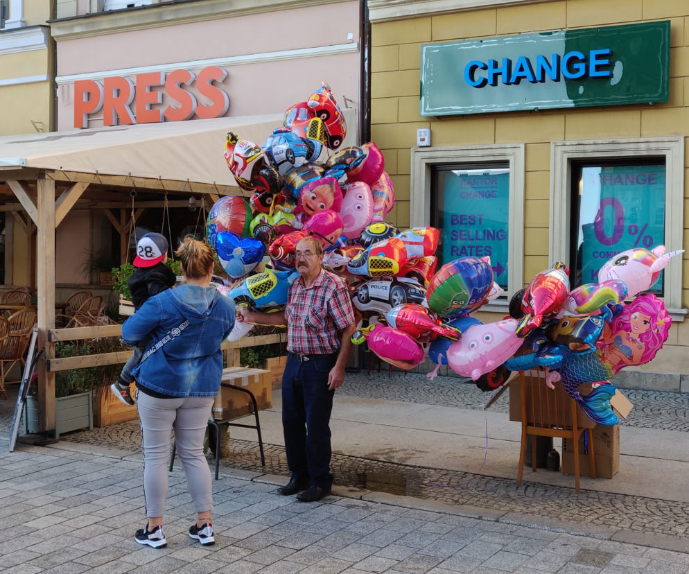 Pożar strawił niemal cały jego dobytek. Legendarny sprzedawca balonów z wrocławskiego rynku nie został na lodzie [AUDIO] 