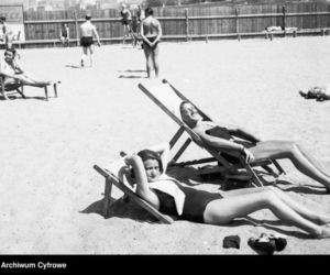 Jak dawniej wyglądało plażowanie? Te zdjęcia to prawdziwe perełki! [GALERIA]