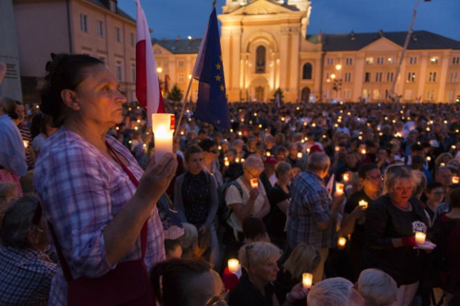 Zamach lipcowy - o co chodzi w protestach pod sejmem i sądem?