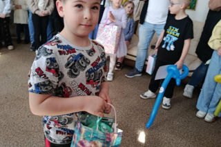 Z gazet zrobiły piękne prace. Wernisaż przedszkolaków odbył się w Galerii Twórców Sart