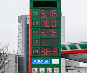 Polacy zadowoleni z obniżki cen paliw