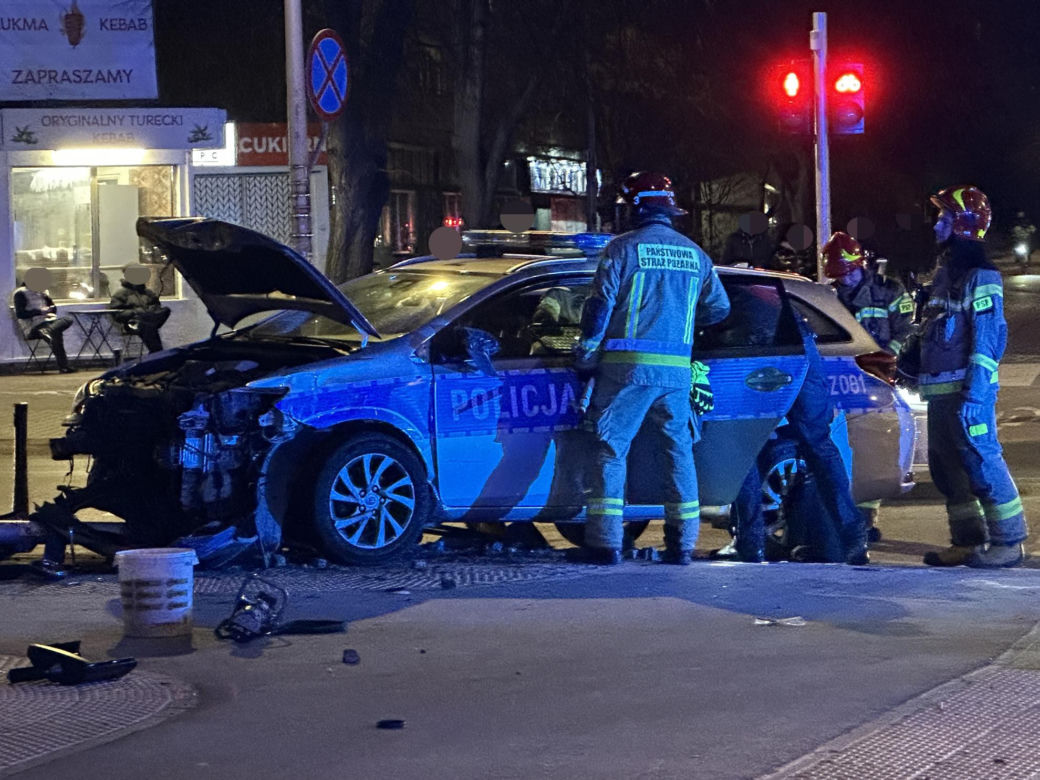 Zdemolowane radiowozy i szaleńczy pościg ulicami Warszawy. Nie uwierzycie co zrobił kierowca tego auta! 