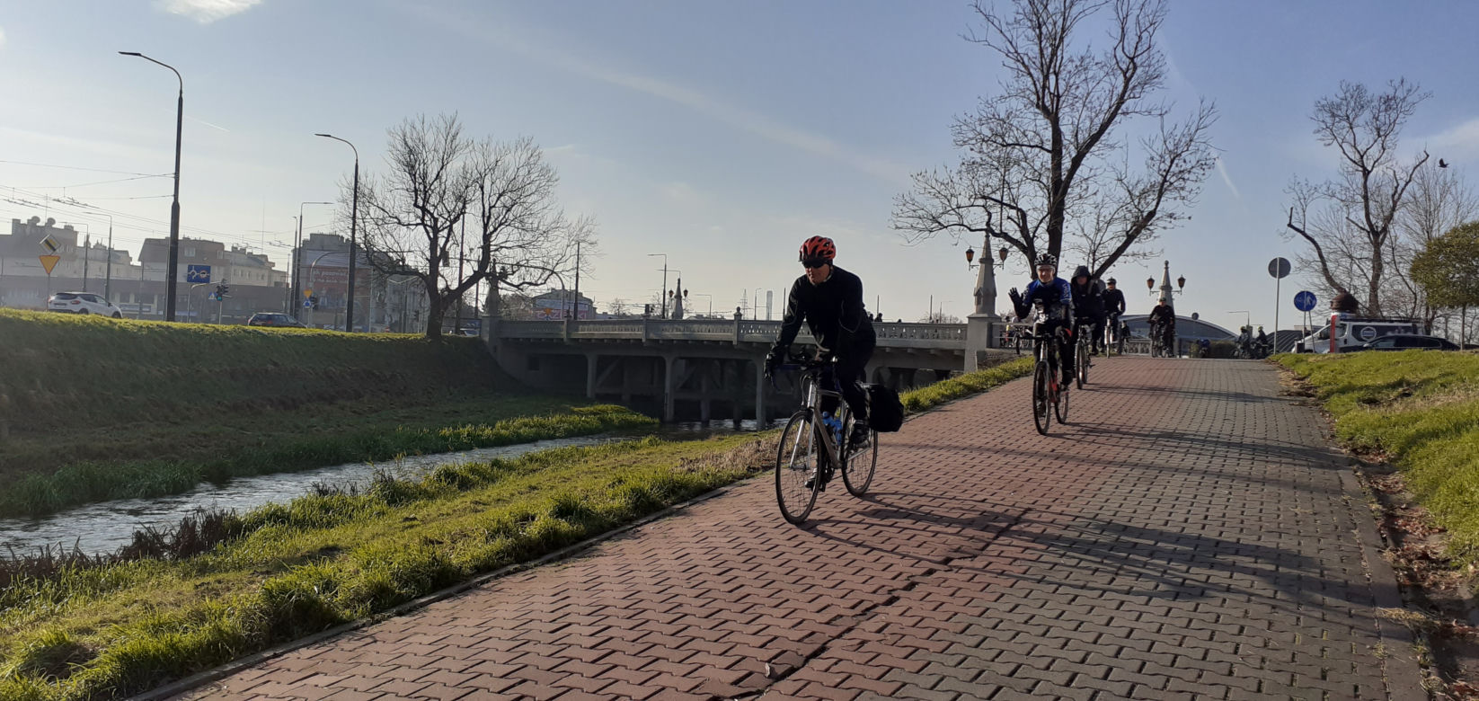 Lubelscy rowerzyści wyruszyli. Pokonają 103 kilometry w 103. rocznicę odzyskania niepodległości [GALERIA]