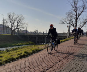 Lubelscy rowerzyści wyruszyli. Pokonają 103 kilometry w 103. rocznicę odzyskania niepodległości [GALERIA]