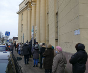 Seniorzy stoją w ogromnych kolejkach