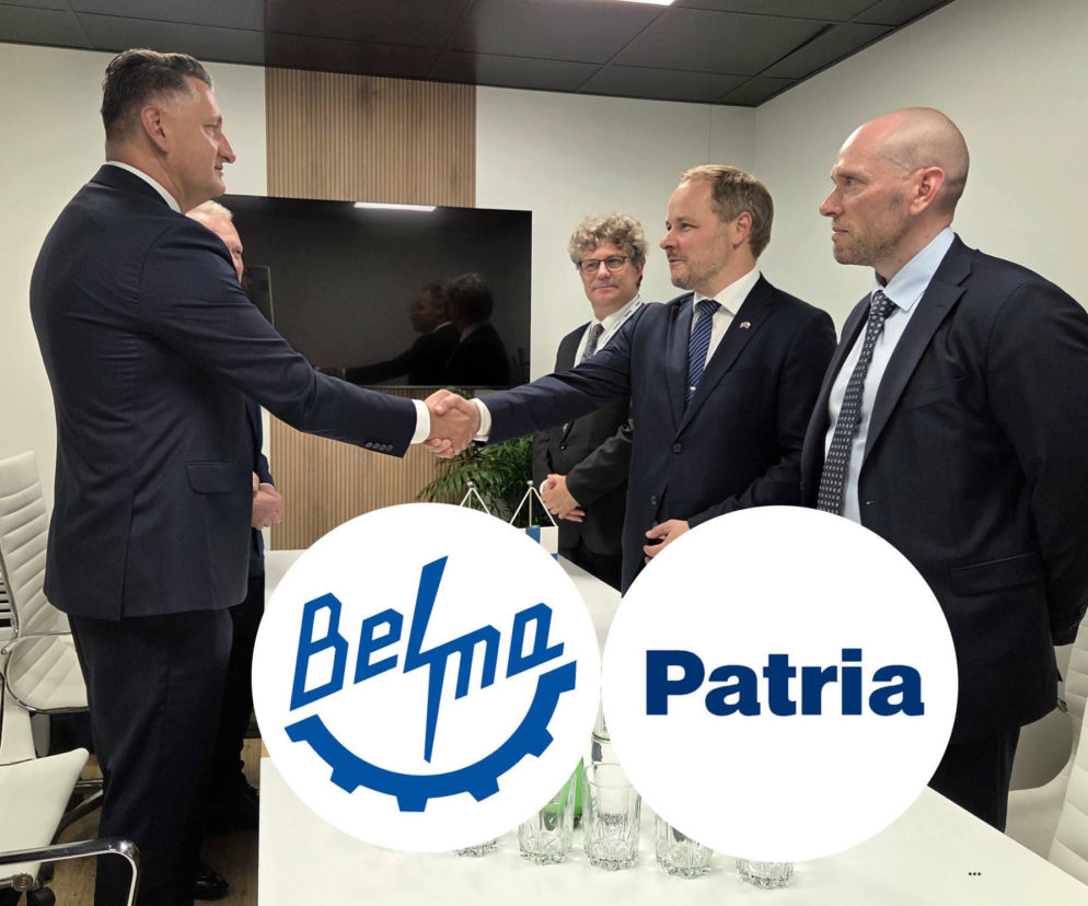 Mężczyźni w garniturach podają sobie ręce. Pod spodem loga Belma i Patria. O współpracy przeczytasz na SE Portal Obronny.