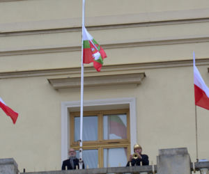 Lublin: Flaga miasta opuszczona do połowy masztu. W południe wybrzmiała „Cisza”
