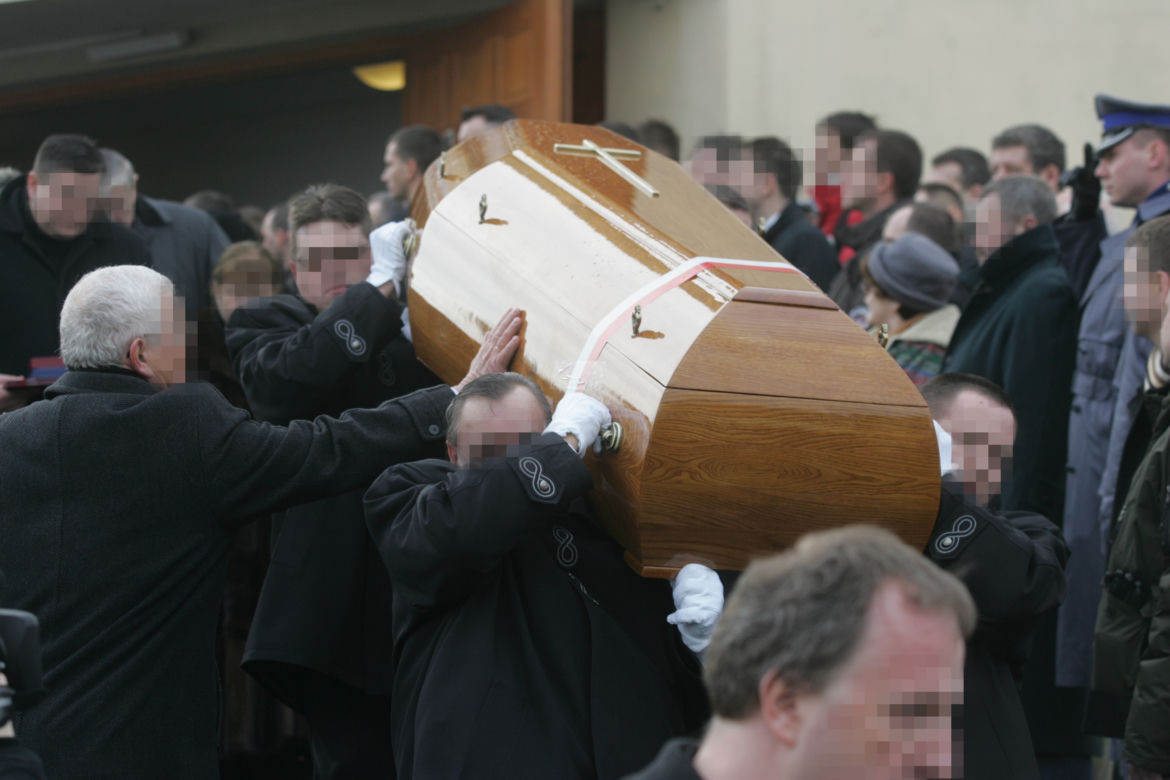 Zadźgali policjanta na przystanku, bo zwrócił im uwagę. Rocznica śmierci Andrzeja Struja