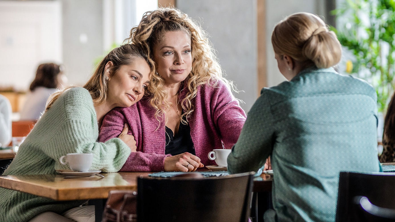 Przyjaciółki 21 sezon. Anka (Magdalena Stużyńska), Patrycja (Joanna Liszowska), Inga (Małgorzata Socha)