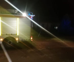 Pożar obudził gospodarza. W ogniu stanął budynek gospodarczy