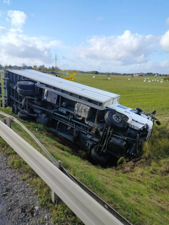 Zderzenie ciężarówki z osobówką, kolosa aż wyrzuciło z drogi! Jedna osoba nie żyje, zdjęcia porażają
