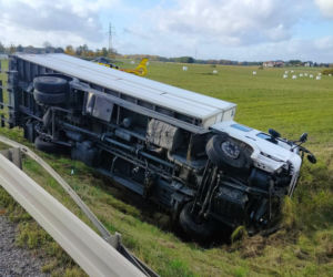Zderzenie ciężarówki z osobówką, kolosa aż wyrzuciło z drogi! Jedna osoba nie żyje, zdjęcia porażają