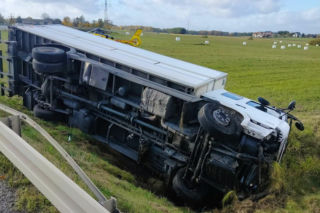 Zderzenie ciężarówki z osobówką, kolosa aż wyrzuciło z drogi! Jedna osoba nie żyje, zdjęcia porażają