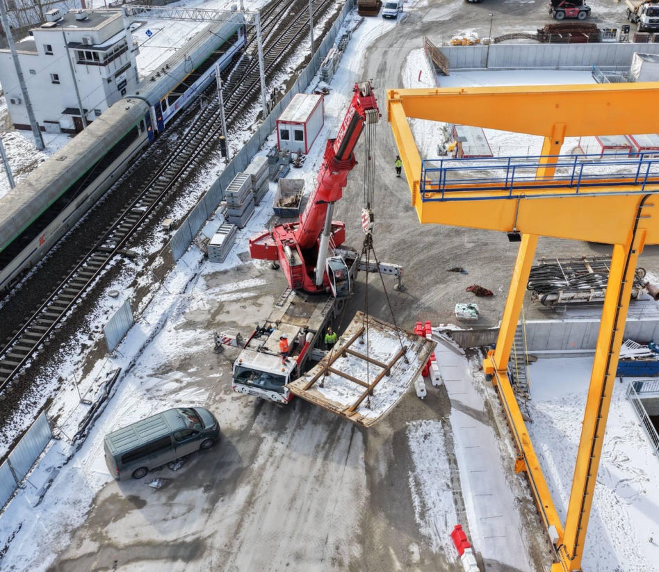 Druga dostawa części maszyny TBM na plac budowy w Łodzi. Luty 2026