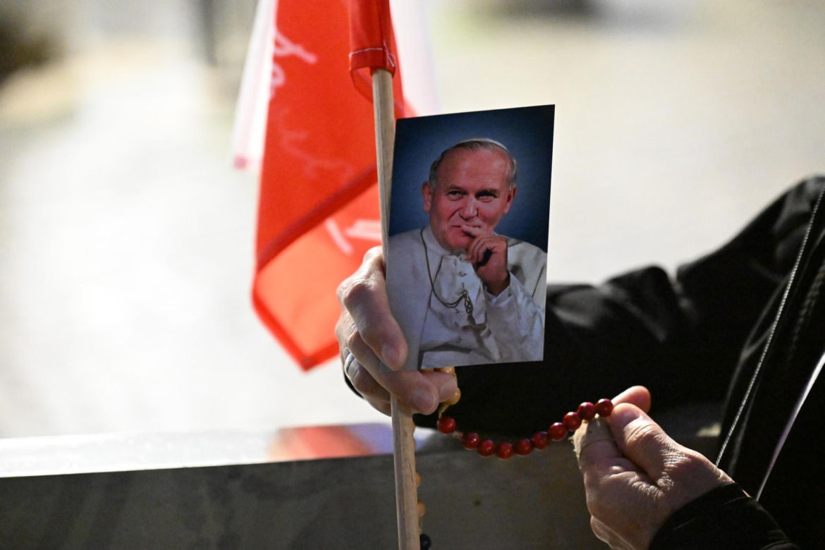 Zło dobrem zwyciężaj. Setki osób czuwały w Watykanie w rocznicę wyboru Jana Pawła II