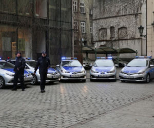 Komenda Miejska Policji w Krakowie w hybrydowych radiowozach Toyoty