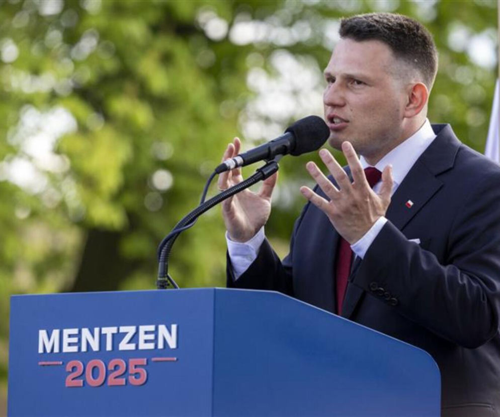 Sławomir Mentzen przemawia przy mównicy z napisem Mentzen 2025. O karach w partii przeczytasz na SE Polityka.