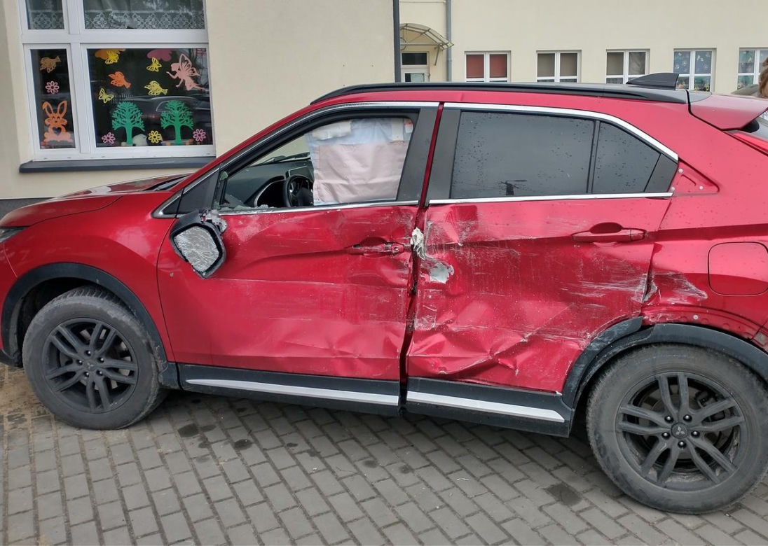Kierowca autobusu szkolnego staranował osobówkę. Dziecko trafiło do szpitala 