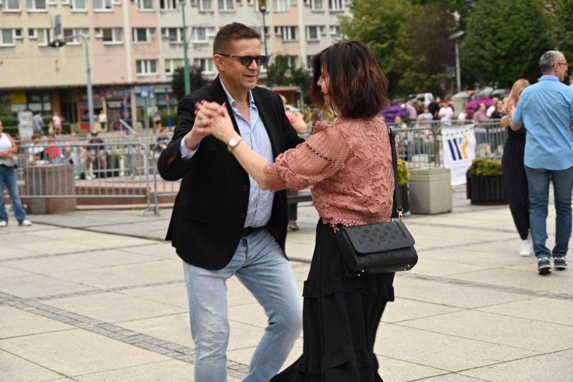 Ruda Śląska tańczy jak dawniej. Międzypokoleniowa potańcówka na rynku porwała tłumy
