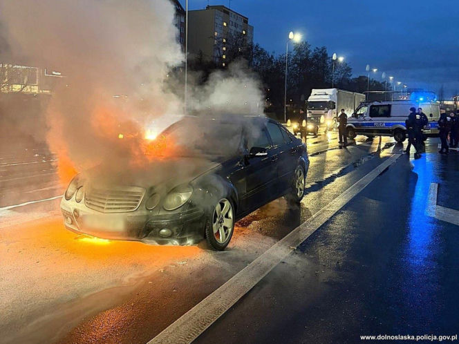 Mercedes płonął jak pochodnia! Czarny dym widać było z daleka