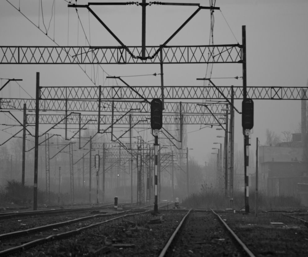 Chorzów. Trakcja spadła na pociąg. Spore utrudnienia