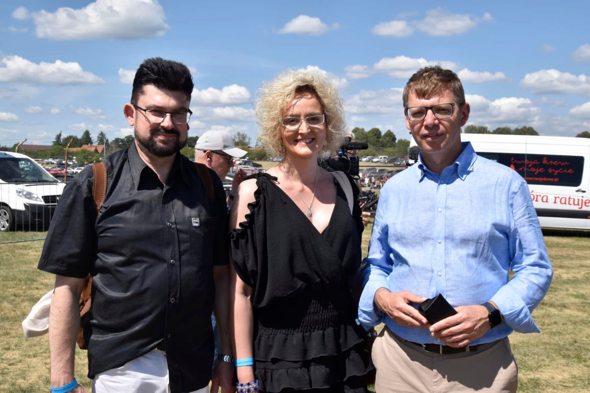 Rodzinny Piknik Lotniczy w Gryźlinach 2023. Lotnicy-akrobaci zachwycili publiczność