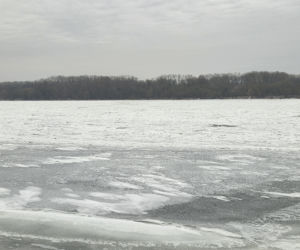 Wisła stanęła pod lodem. Zimowy spektakl w Starym Fordonie zachwyca, ale i ostrzega