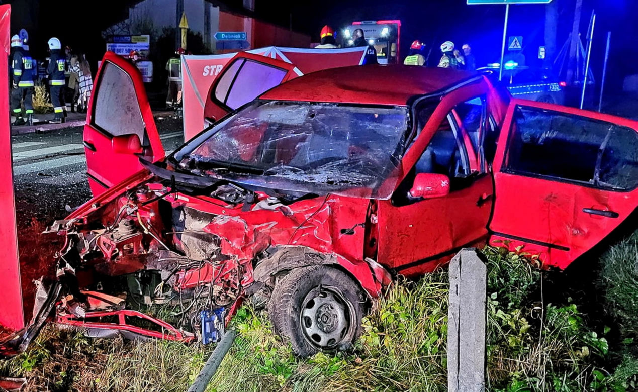 Koszmarny wypadek pod Tomaszowem! 21-latka nie żyje, 4 osoby ranne [ZDJĘCIA]