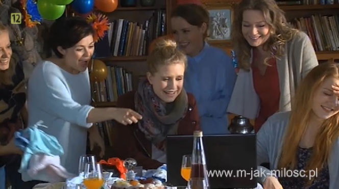 M jak miłość odc. 1144. Ula Mostowiak (Iga Krefft), Natalka (Marcjanna Lelek), Anna (Tamara Arciuch), Marzenka (Olga Szomańska), Kinga (Katarzyna Cichopek), Ala (Olga Frycz)
