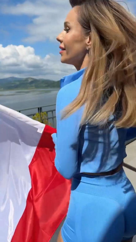 Doda wywiesiła flagę Polski. Mówi o Wołyniu