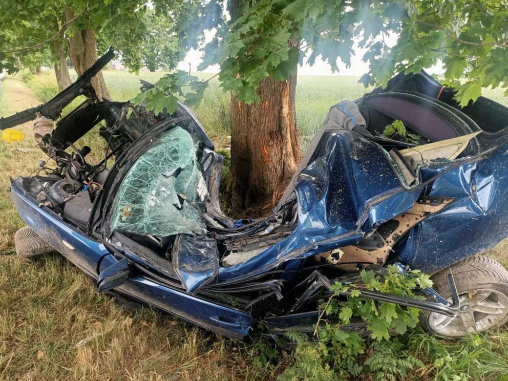 Z BMW wypadł silnik. Adrian zginął na miejscu. Auto roztrzaskało się na drzewie