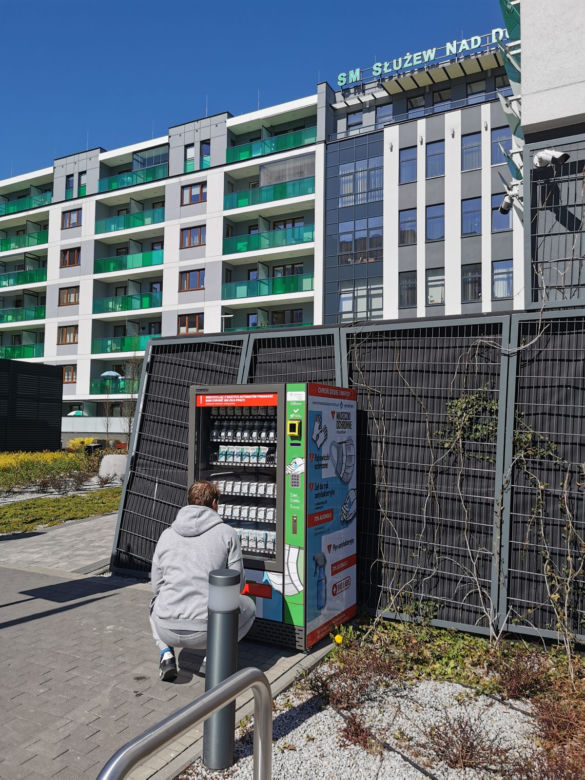Automat z maseczkami i żelem antybakteryjnym w Warszawie