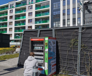 Automat z maseczkami i żelem antybakteryjnym w Warszawie