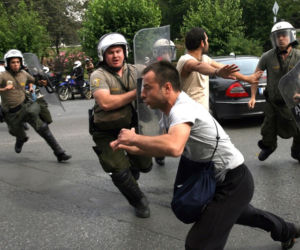 Grecja: Protest pod parlamentem w Atenach – policja OBRZUCONA JOGURTEM - ZDJĘCIA