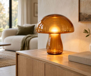 Lampy, ceramika i miękkie podnóżki. Grzybowy trend pasuje nie tylko do jesieni