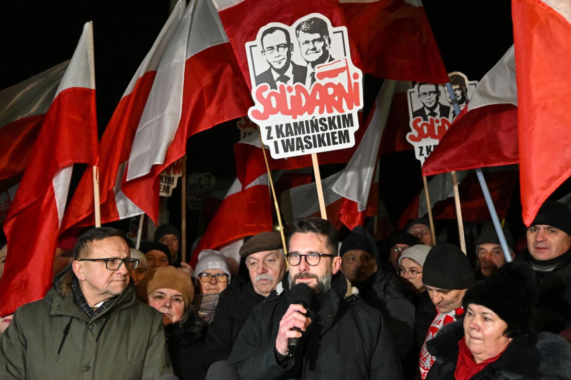 Manifestacje przed zakładami karnymi, w których przebywali Mariusz Kamiński i Maciej Wąsik