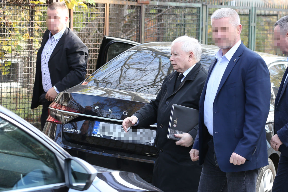 Jarosław Kaczyński dźwiga potężny baniak z wodą. Ochroniarze tylko się patrzą