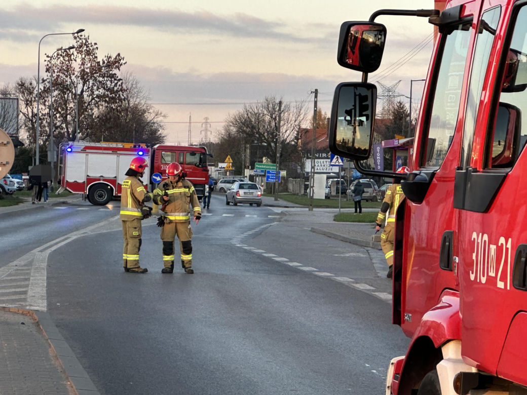 Wielka akcja strażaków na Białołęce. Wyciek gazu obok stacji paliw! Zablokowano ruch w obu kierunkach 